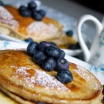 La colazione del cuore: pancake allo yogurt molto mirtillosi