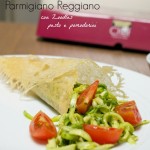 Cornucopia di parmigiano reggiano con noodles di zucchine al pesto e pomodorini