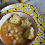 Zuppa di fagioli cannellini con crostini al pecorino e pepe nero