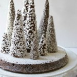 Torta caprese con foresta di alberi innevati
