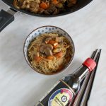 Noodles di riso con zucca, funghi e mandorle