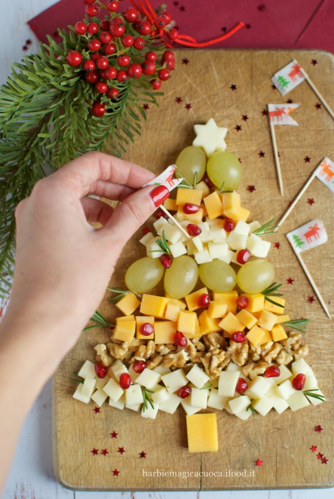 tagliere natalizio di formaggi e frutta