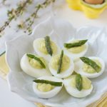 Uova ripiene con crema di asparagi