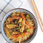 Noodles con verdure e pollo al curry