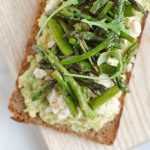 Avocado toast con asparagi e albumi